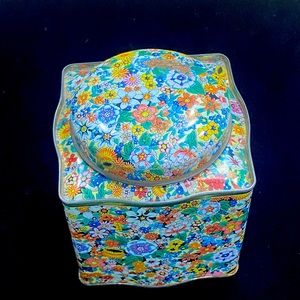 Vintage Daher floral tin